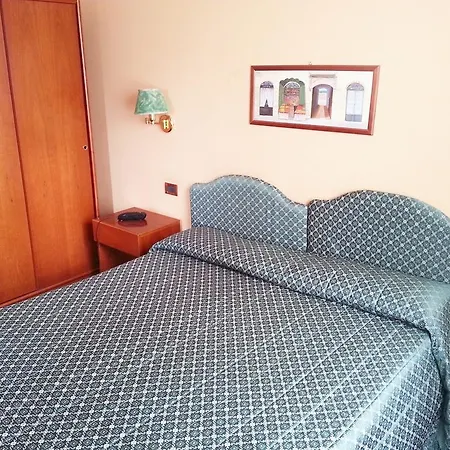 Отель Emilia 3*